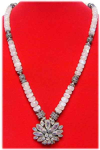 Mondsteinkette mit Mondstein-Lotus-Anh�nger