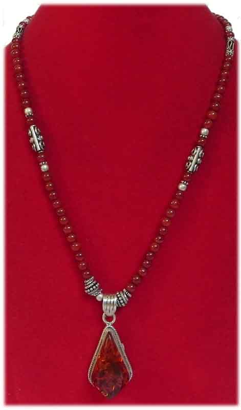 Bernstein Kette mit Onyx Bernstein Kette mit Onyx